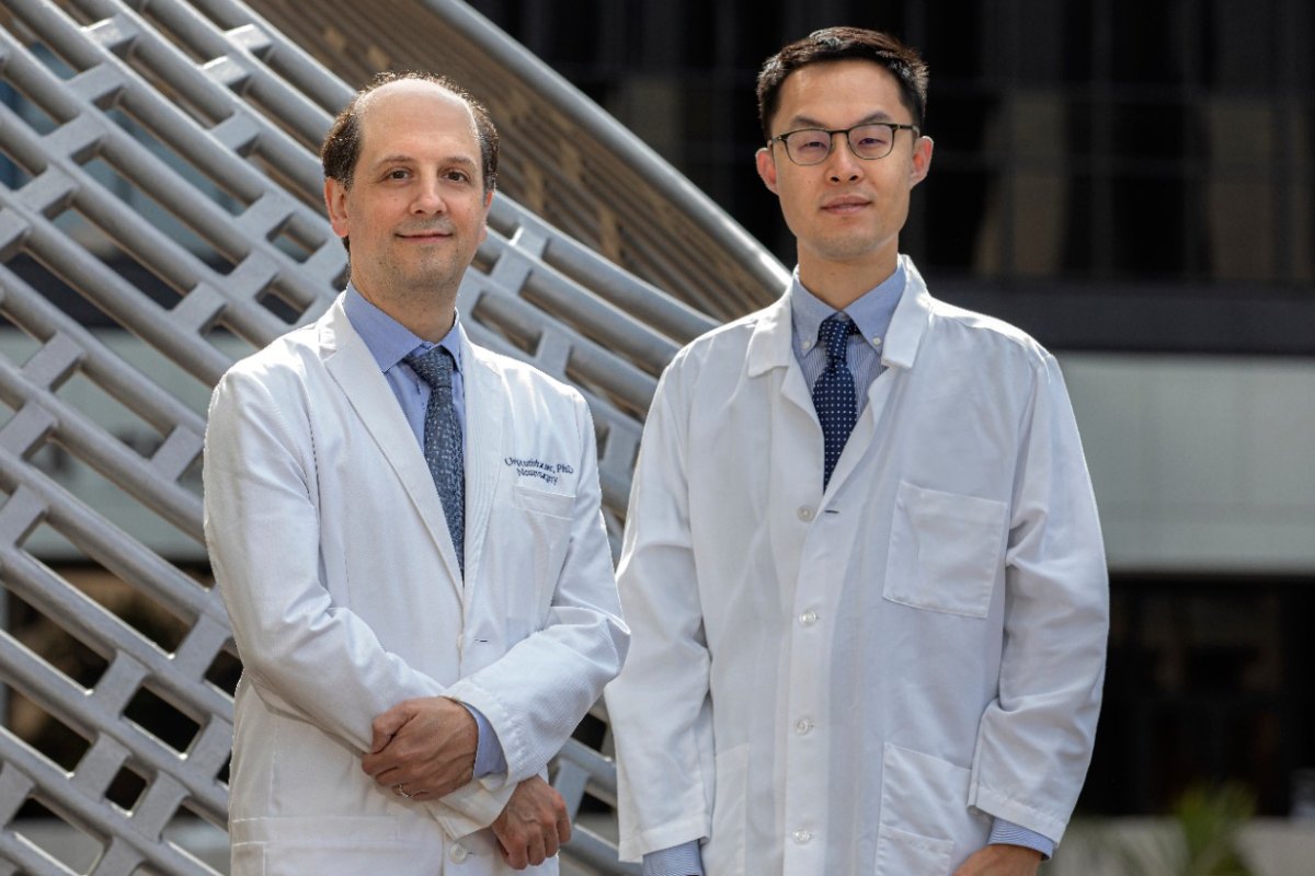 El autor principal del estudio, Ueli Rutishauser, y el primer autor, Zhongzheng Fu. Foto: CEDARS-SINAI.